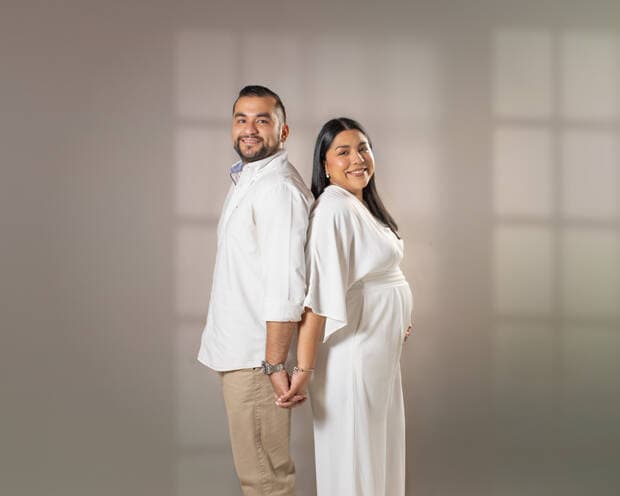 Pareja en el estudio con luz de ventana