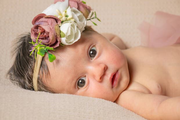 Recién nacida con diadema de flores