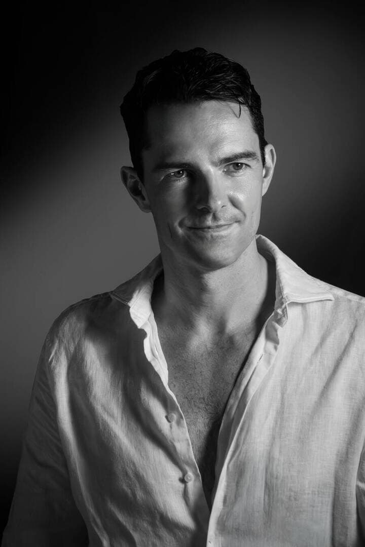 Retrato masculino en camisa blanca, claroscuro